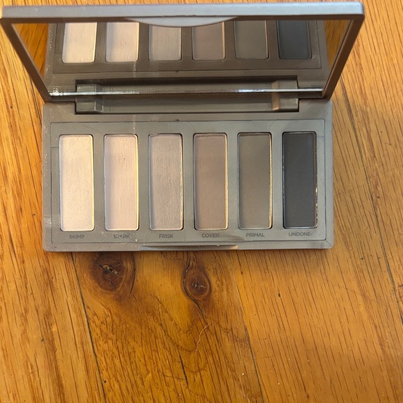 Urban Decay Naked2 Basics Palette in Tan - Picture 2 of 3